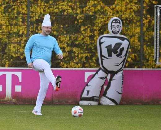 10.11.2025, xophax, Fussball 1.Bundesliga, 1.FC Köln 11.11.Karnevalsbeginn in Köln , Training. Verkleidet und Spasstraining der Mannschaft vom 1.FC Köln. Trainer Lukas Kwasniok (DFL DFB REGULATIONS PROHIBIT ANY USE OF PHOTOGRAPHS as IMAGE SEQUENCES and or QUASI-VIDEO) Köln