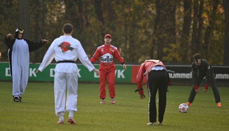 10.11.2025, xophax, Fussball 1.Bundesliga, 1.FC Köln 11.11.Karnevalsbeginn in Köln , Training. Verkleidet und Spasstraining der Mannschaft vom 1.FC Köln. Hinten von links nach rechts : Eric Martel , Jan Thielmann und Denis Huseinbasic Köln