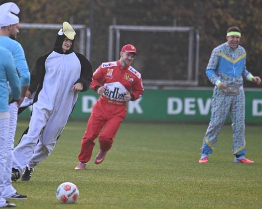 10.11.2025, xophax, Fussball 1.Bundesliga, 1.FC Köln 11.11.Karnevalsbeginn in Köln , Training. Verkleidet und Spasstraining der Mannschaft vom 1.FC Köln. Hinten von links nach rechts : Eric Martel , Jan Thielmann und Dominique Heintz ( alle 1.FC Köln ) Köln