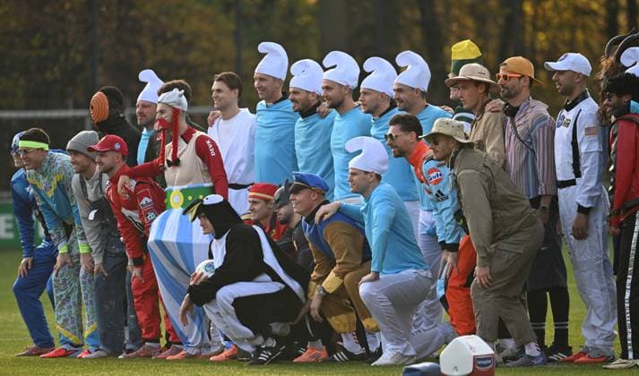 10.11.2025, xophax, Fussball 1.Bundesliga, 1.FC Köln 11.11.Karnevalsbeginn in Köln , Training. Verkleidet und Spasstraining der Mannschaft vom 1.FC Köln. Mannschaft verkleidet beim Mannschaftsfoto. Köln *** 10 11 2025, xophax, Soccer 1 Bundesliga, 1 FC Köln 11 11 Start of carnival in Cologne , Training dressed up and fun training of the 1 FC Köln team Team dressed up at the team photo Cologne