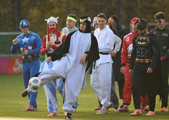 10.11.2025, xophax, Fussball 1.Bundesliga, 1.FC Köln 11.11.Karnevalsbeginn in Köln , Training. Verkleidet und Spasstraining der Mannschaft vom 1.FC Köln. Mannschaft verkleidet beim Mannschaftsfoto. Vorn am Ball Eric Martel ( 1.FC Köln ) Köln