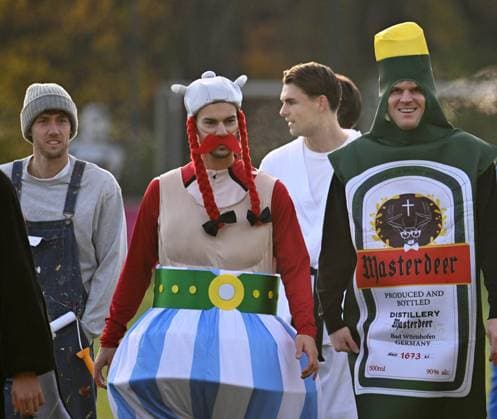 10.11.2025, xophax, Fussball 1.Bundesliga, 1.FC Köln 11.11.Karnevalsbeginn in Köln , Training. Verkleidet und Spasstraining der Mannschaft vom 1.FC Köln. Mannschaft verkleidet beim Mannschaftsfoto. Von links nach rechts : Luca Waldschmidt , Tom Kraus , Joel Schmied , Marius Bülter. ( alle 1.FC Köln ) Köln