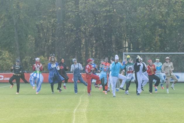 Karnevalstraining 1. FC Köln; 20.02.2024 Warmlaufen Jusuf Gazibegovic (1. FC Köln, 25) als Batman, Tom Krauß (1. FC Köln, 5) als Obelix, Marvin Schwäbe (1. FC Köln, 1) als Biest aus die Schöne und das Biest, Ragnar Ache (1. FC Köln, 9) als Tobis aus Naruto, Luca Waldschmidt (1. FC Köln, 7) als Maler, Jan Thielmann (1. FC Köln, 29) als Formel1 Fahrer, Ron-Robert Zieler (1. FC Köln, 20) als Formel1 Fahrer, Max Weuthen (Athletiktrainer 1. FC Köln) als Schlumpf, Marius Bülter (1. FC Köln, 30) als Jägermeister Flasche, Eric Martel (1. FC Köln, 6) als Pinguin, Alessio Castro-Montes (1. FC Köln, 17) als Portier, Sebastian Sebulonsen (1. FC Köln, 28) auf Safari Karnevalstraining 1. FC Köln; Geissbockheim, 11.11.2025 Copyright: xBEAUTIFULxSPORTS Wunderlx
