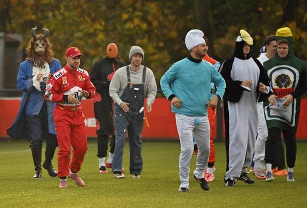 10.11.2025, xophax, Fussball 1.Bundesliga, 1.FC Köln 11.11.Karnevalsbeginn in Köln , Training. Verkleidet und Spasstraining der Mannschaft vom 1.FC Köln. Mannschaft verkleidet beim Training. Von links nach rechts : Marvin Schwäbe , Jan Thielmann , Ragnar Achen, Luca Waldschmidt , Athletiktrainer Max Weuthen , Tom Kraus , Eric Martel, Marius Bülter. (alle 1.FC Köln ) Köln