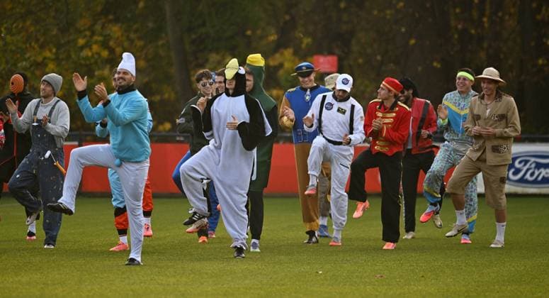 10.11.2025, xophax, Fussball 1.Bundesliga, 1.FC Köln 11.11.Karnevalsbeginn in Köln , Training. Verkleidet und Spasstraining der Mannschaft vom 1.FC Köln. Mannschaft verkleidet beim Training. Von links nach rechts : Ragnar Achen, Luca Waldschmidt , Athletiktrainer Max Weuthen , Denis Huseinbasic , Eric Martel, Marius Bülter. Cenk Özkacar , Alessio Castro - Montes, Linton Maina, Dominique Heintz , Sebastian Sebulonsen (alle 1.FC Köln ) Köln