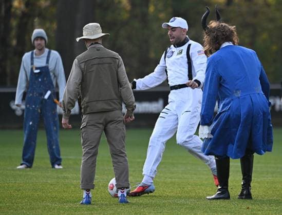 10.11.2025, xophax, Fussball 1.Bundesliga, 1.FC Köln 11.11.Karnevalsbeginn in Köln , Training. Verkleidet und Spasstraining der Mannschaft vom 1.FC Köln. Mannschaft verkleidet beim Training. Von links nach rechts : Cenk Özkacar , mitte am Ball ( 1.FC Köln ) Köln
