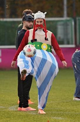 10.11.2025, xophax, Fussball 1.Bundesliga, 1.FC Köln 11.11.Karnevalsbeginn in Köln , Training. Verkleidet und Spasstraining der Mannschaft vom 1.FC Köln. Mannschaft verkleidet beim Training. Tom Krauss ( 1.FC Köln ) Köln