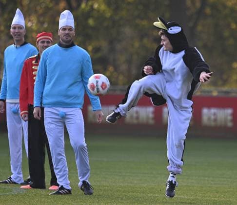 10.11.2025, xophax, Fussball 1.Bundesliga, 1.FC Köln 11.11.Karnevalsbeginn in Köln , Training. Verkleidet und Spasstraining der Mannschaft vom 1.FC Köln. Mannschaft verkleidet beim Training. Eric Martel , rechts am Ball ( 1.FC Köln ) Köln