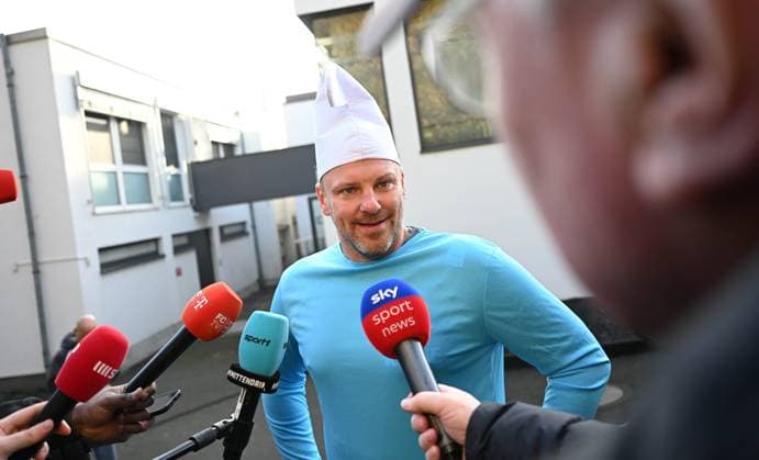 10.11.2025, xophax, Fussball 1.Bundesliga, 1.FC Köln 11.11.Karnevalsbeginn in Köln , Training. Verkleidet und Spasstraining der Mannschaft vom 1.FC Köln. Mannschaft verkleidet beim Training. Trainer Lukas Kwasniok beim sky Interview ( 1.FC Köln ) Köln *** 10 11 2025, xophax, Soccer 1 Bundesliga, 1 FC Köln 11 11 Start of carnival in Cologne, training dressed up and fun training of the 1 FC Köln team Team dressed up at training Coach Lukas Kwasniok at sky interview 1 FC Köln Cologne