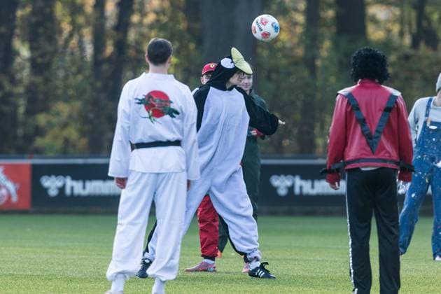 Karnevalstraining 1. FC Köln; 20.02.2024 Eric Martel (1. FC Köln, 6) als Pinguin Kopfball Karnevalstraining 1. FC Köln; Geissbockheim, 11.11.2025 Copyright: xBEAUTIFULxSPORTS Wunderlx