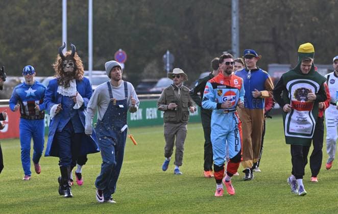 11.11.2025, xophax, Fussball 1.Bundesliga, 1.FC Köln Köln , Cologne , Koeln : 11.11.Karnevalsbeginn in Köln , Training. Verkleidet und Spasstraining der Mannschaft vom 1.FC Köln. Mannschaft verkleidet beim Training. Von links nach rechts : Kristoffer Lund , Marvin Schwäbe , Luca Waldschmidt, Florian Kainz , Ron Robert Zieler , Matthias Köbbing , Marius Bülter ( alle 1.FC Köln ) Köln