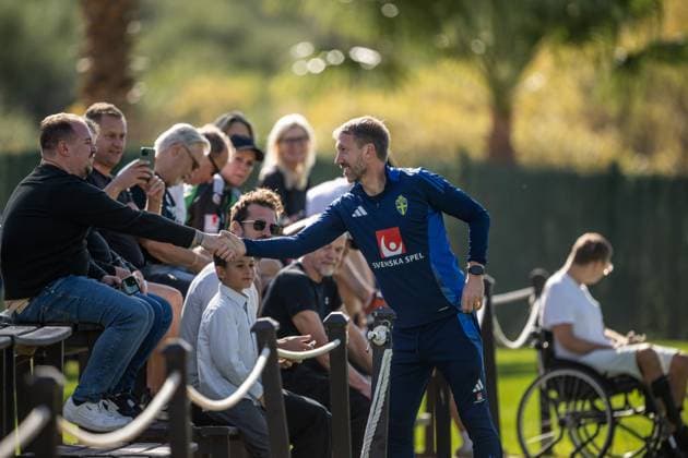 251111 Head coach Graham Potter of the Swedish national football team with fans during a training session on November 11, 2025 in Marbella. Photo: Joel Marklund BILDBYRAN kod JM JM0746 bbeng fotboll football soccer fotball vm-kval FIFA World Cup, WM, Weltmeisterschaft, Fussball qualifier träning practice training sverige sweden sverige a publik Copyright: JOELxMARKLUND BB251111JM006