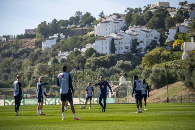 251111 Emil Forsberg, Head coach Graham Potter and Anthony Elanga of the Swedish national football team during a training session on November 11, 2025 in Marbella. Photo: Joel Marklund BILDBYRAN kod JM JM0746 bbeng fotboll football soccer fotball vm-kval FIFA World Cup, WM, Weltmeisterschaft, Fussball qualifier träning practice training sverige sweden sverige a Copyright: JOELxMARKLUND BB251111JM009