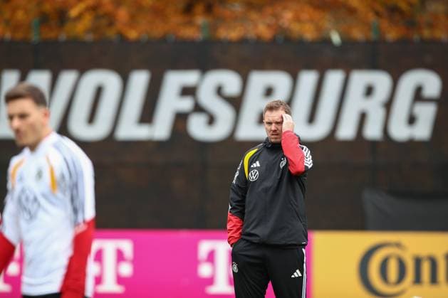11.11.2025, xtgx, Fussball Nationalmannschaft, Training in Wolfsburg emspor, v.l. Julian Nagelsmann (Deutschland, Trainer) nachdenklich (DFL DFB REGULATIONS PROHIBIT ANY USE OF PHOTOGRAPHS as IMAGE SEQUENCES and or QUASI-VIDEO) Wolfsburg