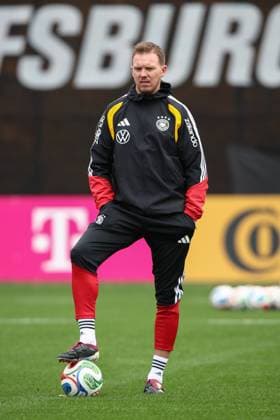 11.11.2025, xtgx, Fussball Nationalmannschaft, Training in Wolfsburg emspor, v.l. Julian Nagelsmann (Deutschland, Trainer) (DFL DFB REGULATIONS PROHIBIT ANY USE OF PHOTOGRAPHS as IMAGE SEQUENCES and or QUASI-VIDEO) Wolfsburg