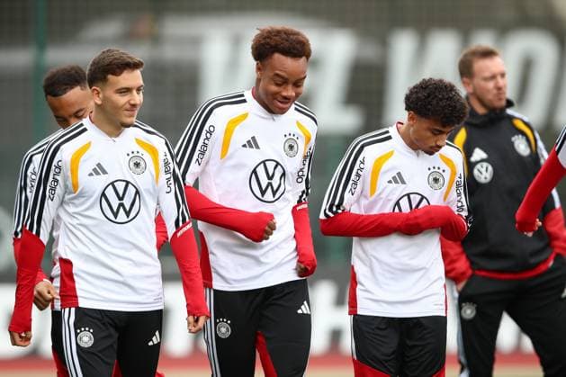 11.11.2025, xtgx, Fussball Nationalmannschaft, Training in Wolfsburg emspor, v.l. Said El Mala (Deutschland), Forzan Assan Ouedraogo (Deutschland), Kevin Schade (Deutschland) (DFL DFB REGULATIONS PROHIBIT ANY USE OF PHOTOGRAPHS as IMAGE SEQUENCES and or QUASI-VIDEO) Wolfsburg