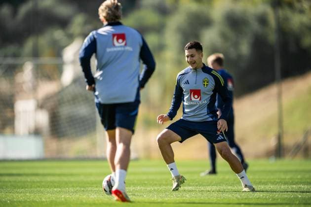 251111 Roony Bardghji of the Swedish national football team during a training session on November 11, 2025 in Marbella. Photo: Joel Marklund BILDBYRAN kod JM JM0746 bbeng fotboll football soccer fotball vm-kval FIFA World Cup, WM, Weltmeisterschaft, Fussball qualifier träning practice training sverige sweden sverige a Copyright: JOELxMARKLUND BB251111JM011