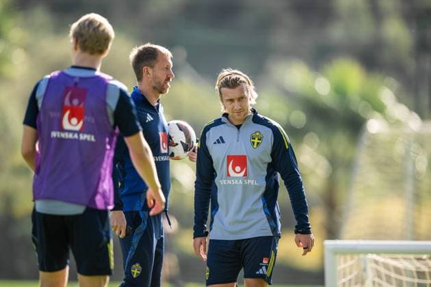 251111 Head coach Graham Potter and Emil Forsberg of the Swedish national football team with fans during a training session on November 11, 2025 in Marbella. Photo: Joel Marklund BILDBYRAN kod JM JM0746 bbeng fotboll football soccer fotball vm-kval FIFA World Cup, WM, Weltmeisterschaft, Fussball qualifier träning practice training sverige sweden sverige a publik Copyright: JOELxMARKLUND BB251111JM012