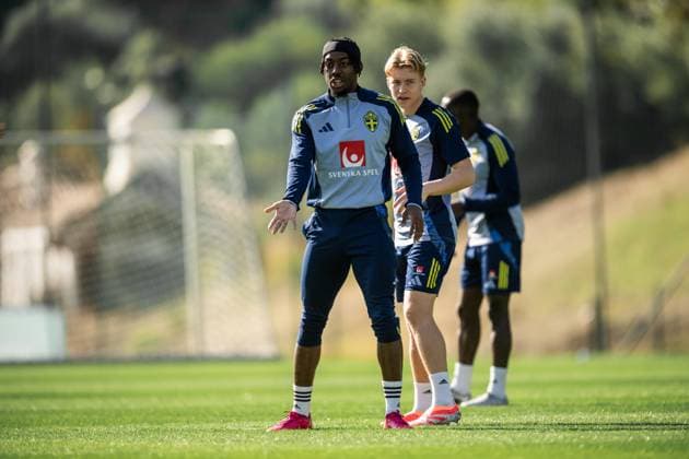 251111 Anthony Elanga and Daniel Svensson of the Swedish national football team during a training session on November 11, 2025 in Marbella. Photo: Joel Marklund BILDBYRAN kod JM JM0746 bbeng fotboll football soccer fotball vm-kval FIFA World Cup, WM, Weltmeisterschaft, Fussball qualifier träning practice training sverige sweden sverige a Copyright: JOELxMARKLUND BB251111JM013