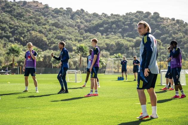 251111 Head coach Graham Potter of the Swedish national football team with fans during a training session on November 11, 2025 in Marbella. Photo: Joel Marklund BILDBYRAN kod JM JM0746 bbeng fotboll football soccer fotball vm-kval FIFA World Cup, WM, Weltmeisterschaft, Fussball qualifier träning practice training sverige sweden sverige a publik Copyright: JOELxMARKLUND BB251111JM015
