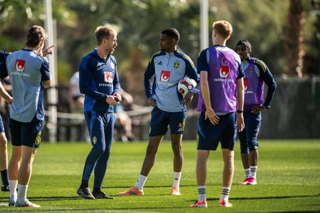 251111 Head coach Graham Potter and Alexander Isak of the Swedish national football team with fans during a training session on November 11, 2025 in Marbella. Photo: Joel Marklund BILDBYRAN kod JM JM0746 bbeng fotboll football soccer fotball vm-kval FIFA World Cup, WM, Weltmeisterschaft, Fussball qualifier träning practice training sverige sweden sverige a publik Copyright: JOELxMARKLUND BB251111JM020