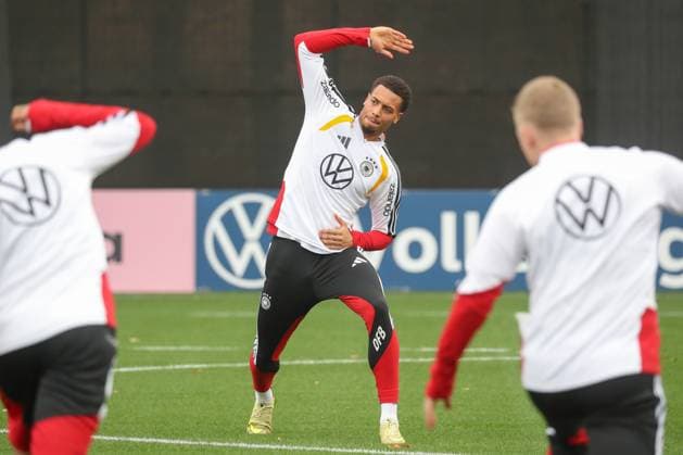 11.11.2025, xgox, Fussball - Deutsche Nationalmannschaft Training emspor, v.l. Felix Nmecha (Deutschland, ) (DFL DFB REGULATIONS PROHIBIT ANY USE OF PHOTOGRAPHS as IMAGE SEQUENCES and or QUASI-VIDEO) Wolfsburg