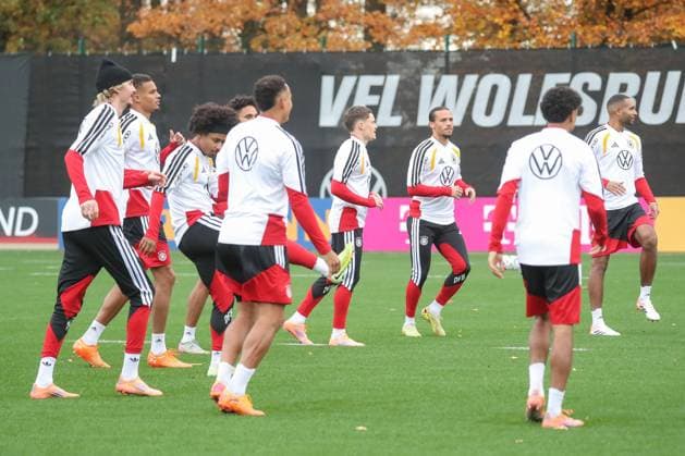 11.11.2025, xgox, Fussball - Deutsche Nationalmannschaft Training emspor, v.l. Die Mannschaft beim Aufwärmen (DFL DFB REGULATIONS PROHIBIT ANY USE OF PHOTOGRAPHS as IMAGE SEQUENCES and or QUASI-VIDEO) Wolfsburg