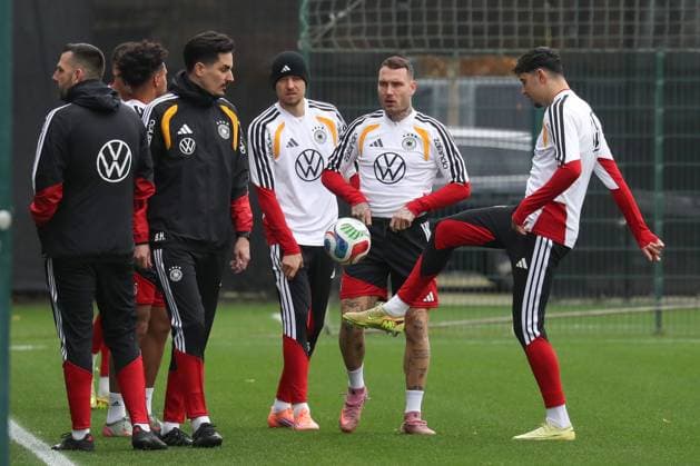 11.11.2025, xgox, Fussball - Deutsche Nationalmannschaft Training emspor, v.l. Waldemar Anton (Deutschland, ), David Raum (Deutschland, ), Aleksandar Pavlovic (Deutschland, ) (DFL DFB REGULATIONS PROHIBIT ANY USE OF PHOTOGRAPHS as IMAGE SEQUENCES and or QUASI-VIDEO) Wolfsburg