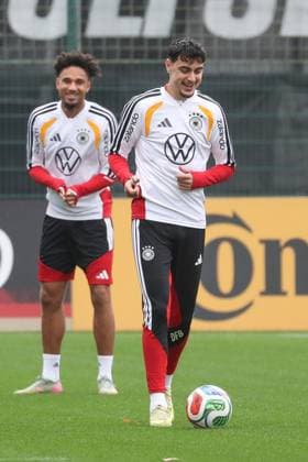 11.11.2025, xgox, Fussball - Deutsche Nationalmannschaft Training emspor, v.l. Aleksandar Pavlovic (Deutschland, ) am Ball, plays the ball (DFL DFB REGULATIONS PROHIBIT ANY USE OF PHOTOGRAPHS as IMAGE SEQUENCES and or QUASI-VIDEO) Wolfsburg