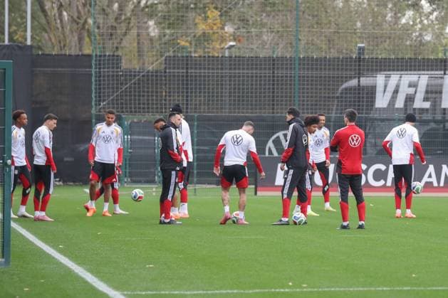 11.11.2025, xgox, Fussball - Deutsche Nationalmannschaft Training emspor, v.l. Die Mannschaft auf dem Trainingsplatz (DFL DFB REGULATIONS PROHIBIT ANY USE OF PHOTOGRAPHS as IMAGE SEQUENCES and or QUASI-VIDEO) Wolfsburg