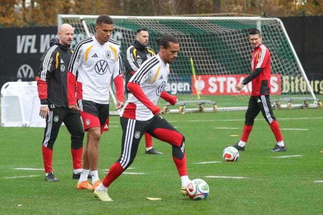 11.11.2025, xgox, Fussball - Deutsche Nationalmannschaft Training emspor, v.l. Leroy Sane (Deutschland, ) am Ball, plays the ball (DFL DFB REGULATIONS PROHIBIT ANY USE OF PHOTOGRAPHS as IMAGE SEQUENCES and or QUASI-VIDEO) Wolfsburg
