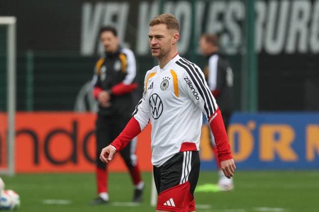 11.11.2025, xgox, Fussball - Deutsche Nationalmannschaft Training emspor, v.l. Joshua Kimmich (Deutschland, ) (DFL DFB REGULATIONS PROHIBIT ANY USE OF PHOTOGRAPHS as IMAGE SEQUENCES and or QUASI-VIDEO) Wolfsburg