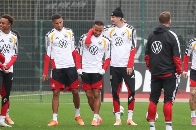 11.11.2025, xgox, Fussball - Deutsche Nationalmannschaft Training emspor, v.l. Malick Thiaw (Deutschland, ), Jamie Leweling (Deutschland, ), Nick Woltemade (Deutschland, ) (DFL DFB REGULATIONS PROHIBIT ANY USE OF PHOTOGRAPHS as IMAGE SEQUENCES and or QUASI-VIDEO) Wolfsburg