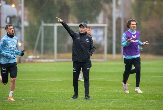 Fussball, Herren, Saison 2025 26, 2. Bundesliga, Hertha BSC, Training, v.l. Michael Cuisance (Hertha BSC), Trainer Stefan Leitl (Hertha BSC), Soufian Gouram (Hertha BSC), 11.11. 2025, Copyright: xSebastianxRäppold MatthiasxKochx