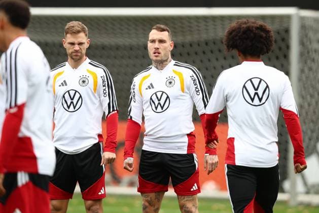11.11.2025, xtgx, Fussball Nationalmannschaft, Training in Wolfsburg emspor, v.l. Joshua Kimmich (Deutschland), David Raum (Deutschland) (DFL DFB REGULATIONS PROHIBIT ANY USE OF PHOTOGRAPHS as IMAGE SEQUENCES and or QUASI-VIDEO) Wolfsburg