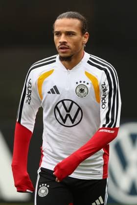 11.11.2025, xtgx, Fussball Nationalmannschaft, Training in Wolfsburg emspor, v.l. Leroy Sane (Deutschland) Portrait, Portraet, Einzelbild (DFL DFB REGULATIONS PROHIBIT ANY USE OF PHOTOGRAPHS as IMAGE SEQUENCES and or QUASI-VIDEO) Wolfsburg