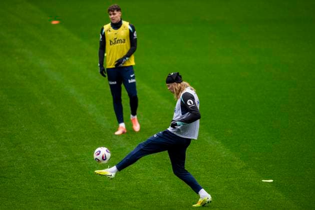 Training with the Norwegian men s national football team Oslo 20251111 Norway s Erling Braut Haaland and Jorgen Strand Larsen during a training session with the Norwegian men s national football team at Ullevaal Stadium before the World Cup qualifiers against Estonia and Italy Photo Fredrik Varfjell NTB Oslo Norway EDITORIAL USE ONLY RESTRICTED USE FOR BETTING COMPANIES  Copyright: xFredrikxVarfjellx xNTBx