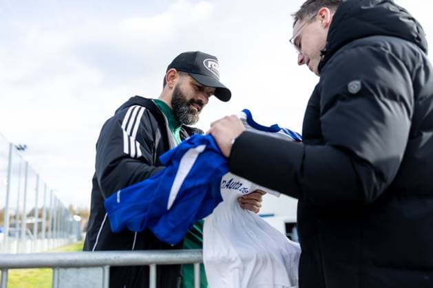 11.11.2024, Fussball, Saison 2025 2026, 2. Bundesliga, Training FC Schalke 04, Cheftrainer Miron Muslic (FC Schalke 04) gibt Autogramme, Gelsenkirchen Trainingsgelände FC Schalke 04 NRW Deutschland xRHR-FOTO DEx Copyright: EWERT RHR-FOTOx RHR-FOTO DE