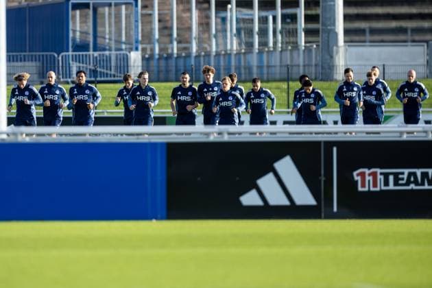 11.11.2025, Fussball, Saison 2025 2026, 2. Bundesliga, Training FC Schalke 04, Die Spieler des S04 laufen sich warm, Gelsenkirchen Trainingsgelände FC Schalke 04 NRW Deutschland xRHR-FOTO DEx Copyright: EWERT RHR-FOTOx RHR-FOTO DE