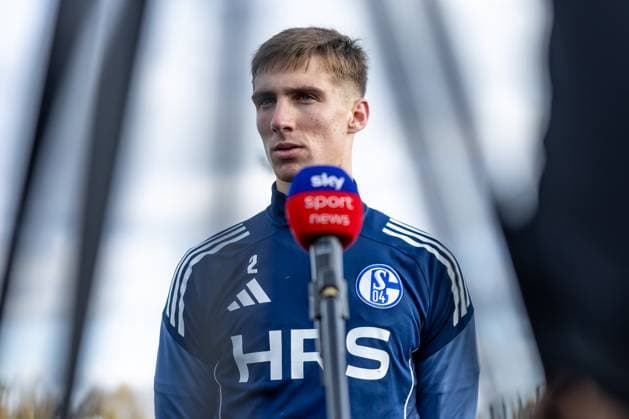 11.11.2025, Fussball, Saison 2025 2026, 2. Bundesliga, Training FC Schalke 04, Mixed Zone mit Felipe Sanchez (FC Schalke 04), Gelsenkirchen Trainingsgelände FC Schalke 04 NRW Deutschland xRHR-FOTO DEx Copyright: EWERT RHR-FOTOx RHR-FOTO DE