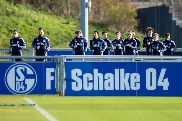 11.11.2025, Fussball, Saison 2025 2026, 2. Bundesliga, Training FC Schalke 04, Die Spieler des S04 laufen sich warm, Gelsenkirchen Trainingsgelände FC Schalke 04 NRW Deutschland xRHR-FOTO DEx Copyright: EWERT RHR-FOTOx RHR-FOTO DE