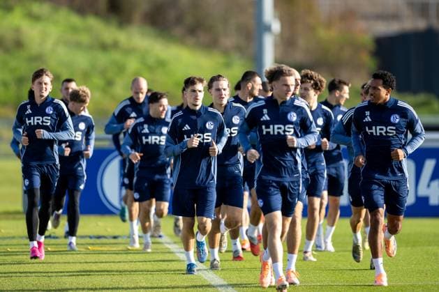 11.11.2025, Fussball, Saison 2025 2026, 2. Bundesliga, Training FC Schalke 04, Die Spieler des S04 laufen sich warm, Gelsenkirchen Trainingsgelände FC Schalke 04 NRW Deutschland xRHR-FOTO DEx *** 11 11 2025, Football, Season 2025 2026, 2 Bundesliga, Training FC Schalke 04, The players of S04 warm up, Gelsenkirchen Training ground FC Schalke 04 NRW Germany xRHR PHOTO DEx Copyright: EWERT RHR-FOTOx RHR-FOTO DE
