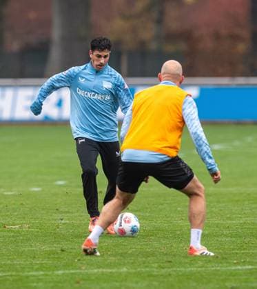 Fussball, Herren, Saison 2025 26, 2. Bundesliga, Hertha BSC, Training, v.l. Yunus Ünal (Hertha BSC), Toni Leistner (Hertha BSC), 11.11. 2025,