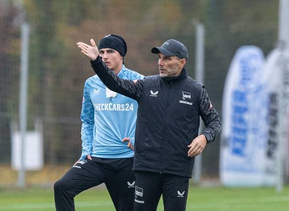 Fussball, Herren, Saison 2025 26, 2. Bundesliga, Hertha BSC, Training, v.l. Marten Winkler (Hertha BSC), Trainer Stefan Leitl (Hertha BSC), 11.11. 2025,