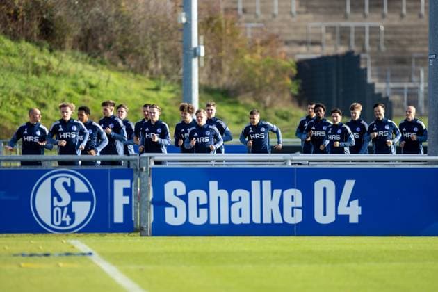 11.11.2025, Fussball, Saison 2025 2026, 2. Bundesliga, Training FC Schalke 04, Die Spieler des S04 laufen sich warm, Gelsenkirchen Trainingsgelände FC Schalke 04 NRW Deutschland xRHR-FOTO DEx Copyright: EWERT RHR-FOTOx RHR-FOTO DE