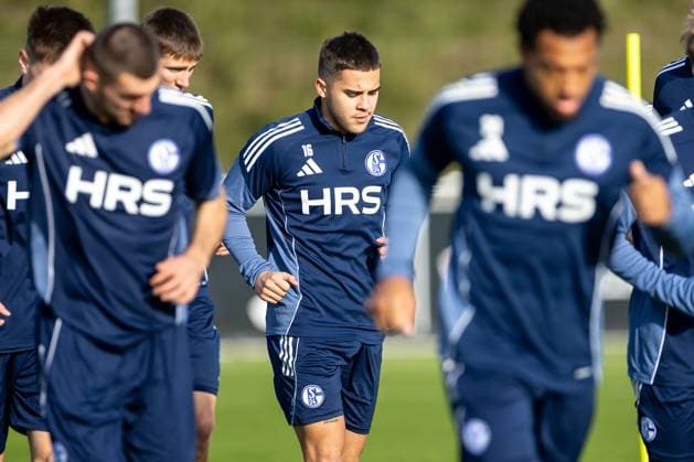 11.11.2025, Fussball, Saison 2025 2026, 2. Bundesliga, Training FC Schalke 04, Mauro Zalazar (FC Schalke 04) mit neuer Frisur, Gelsenkirchen Trainingsgelände FC Schalke 04 NRW Deutschland xRHR-FOTO DEx Copyright: EWERT RHR-FOTOx RHR-FOTO DE