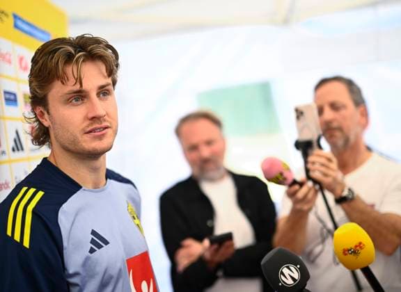 MARBELLA, SPAIN 20251111 Mattias Svanberg in the mixed zone when the Swedish men s national football team trains in Marbella, Spain, ahead of the World Cup qualifiers in Switzerland at the end of the week. ** The image is included in the SPORTS PACKAGE. For others PAYMENT IMAGE