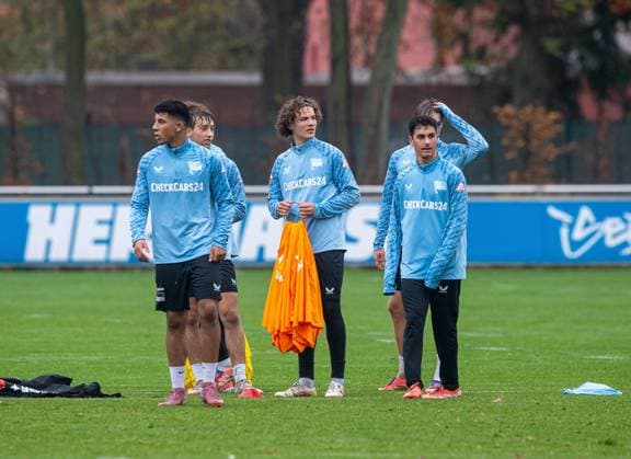 Fussball, Herren, Saison 2025 26, 2. Bundesliga, Hertha BSC, Training, v.l. Tarek Zornic (Hertha BSC), Tim Hoffmann (Hertha BSC), Soufian Gouram (Hertha BSC), Yunus Ünal (Hertha BSC), 11.11. 2025,