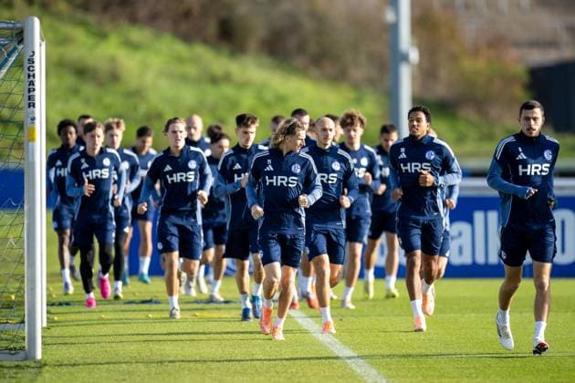 11.11.2025, Fussball, Saison 2025 2026, 2. Bundesliga, Training FC Schalke 04, Die Spieler des S04 laufen sich warm, Gelsenkirchen Trainingsgelände FC Schalke 04 NRW Deutschland xRHR-FOTO DEx Copyright: EWERT RHR-FOTOx RHR-FOTO DE