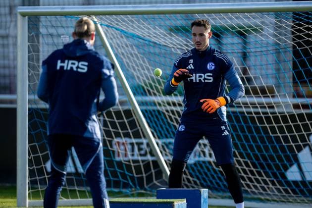 11.11.2025, Fussball, Saison 2025 2026, 2. Bundesliga, Training FC Schalke 04, v. l. Loris Karius (FC Schalke 04), Justin Heekeren (FC Schalke 04), Gelsenkirchen Trainingsgelände FC Schalke 04 NRW Deutschland xRHR-FOTO DEx Copyright: EWERT RHR-FOTOx RHR-FOTO DE
